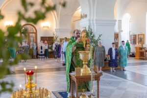"23 июня 2024 года, в праздник Святой Троицы (Пятидесятницы), протоиерей Дмитрий Культинов совершил Божественную литургию в храме Преображения Господня п. Кадом." 