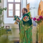 "8 июня 2025 года, в праздник Святой Троицы (Пятидесятницы), протоиерей Дмитрий Культинов совершил Божественную литургию в храме Преображения Господня п. Кадом."